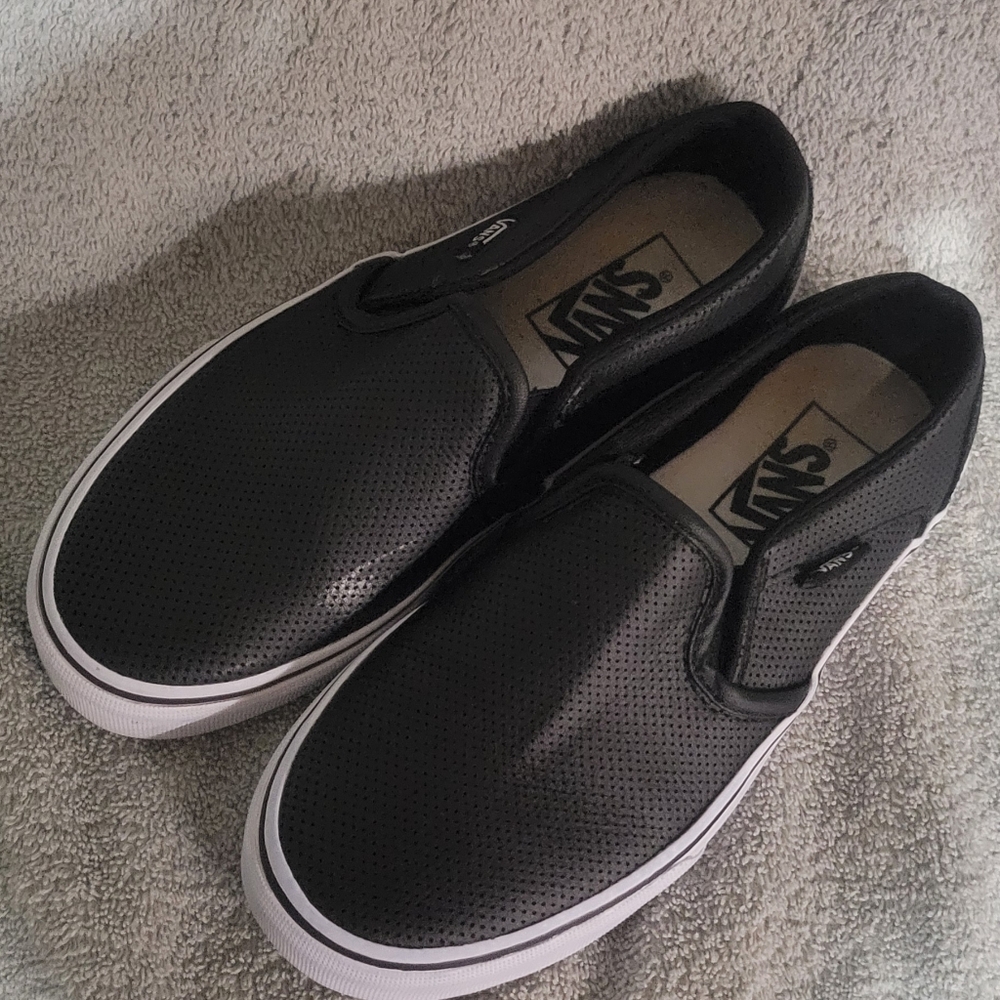 Classic Slip-On Perforated Leather Shoe sneakers Women's size 6